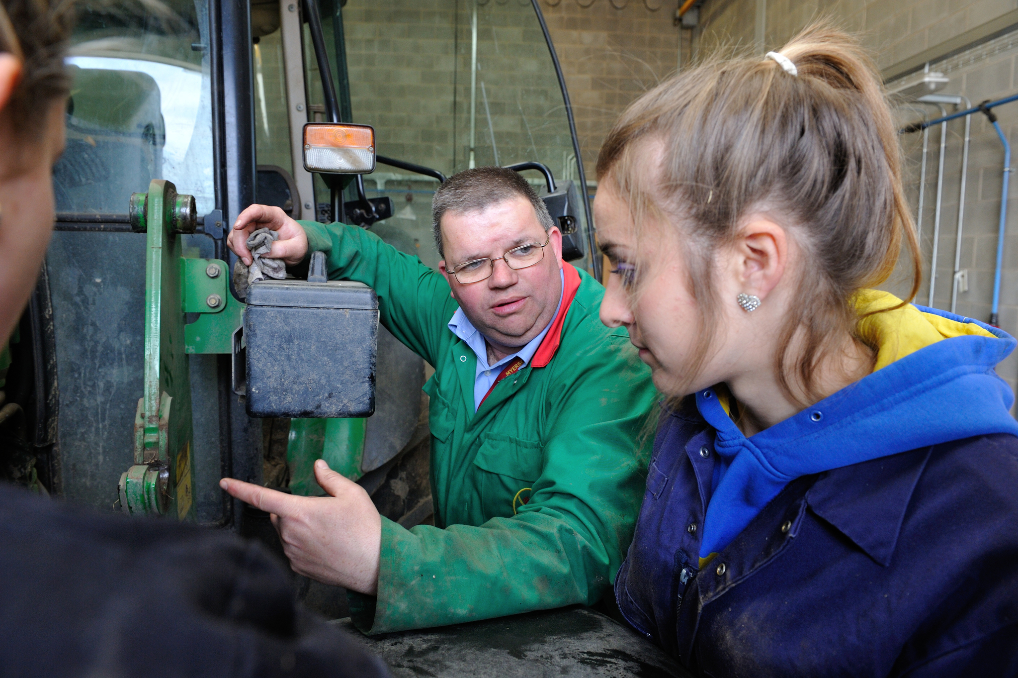 Students learn about tractor engines