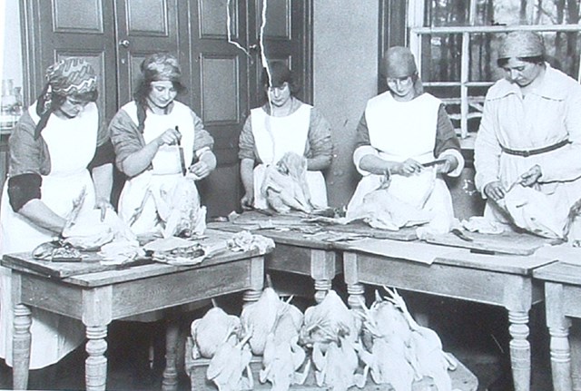POULTRY STUDENTS c1940.jpg