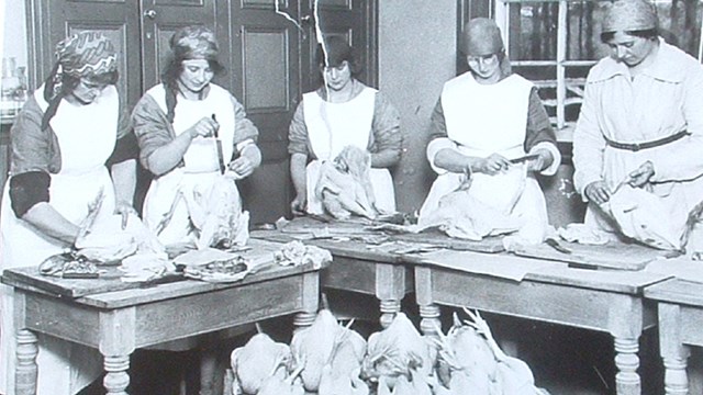 POULTRY STUDENTS c1940.jpg